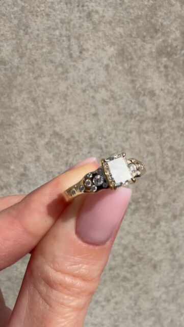 A meaningful redesign using my clientβs original diamond it β¨
Her old engagement ring was transformed into a completely new custom ring, still carrying the meaning of the original piece.