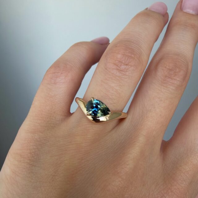 Custom-made 14K Yellow gold Caia ring with Parti sapphire from Madagascar ✨ for Rachel