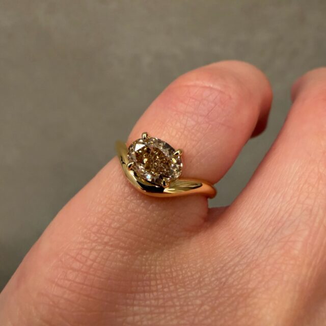 18K Yellow gold Caia Mini pinky ring with Light brown diamond 🤎 SZ 2.5. Available on our website