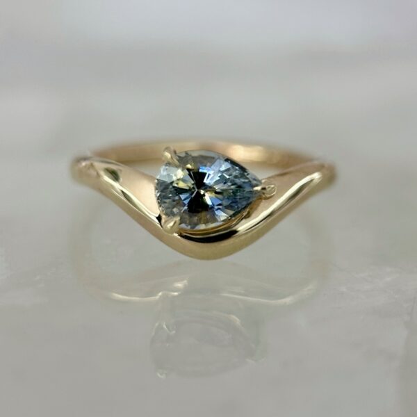 14K Yellow Gold Caia ring with Bi-color Sapphire SZ 5