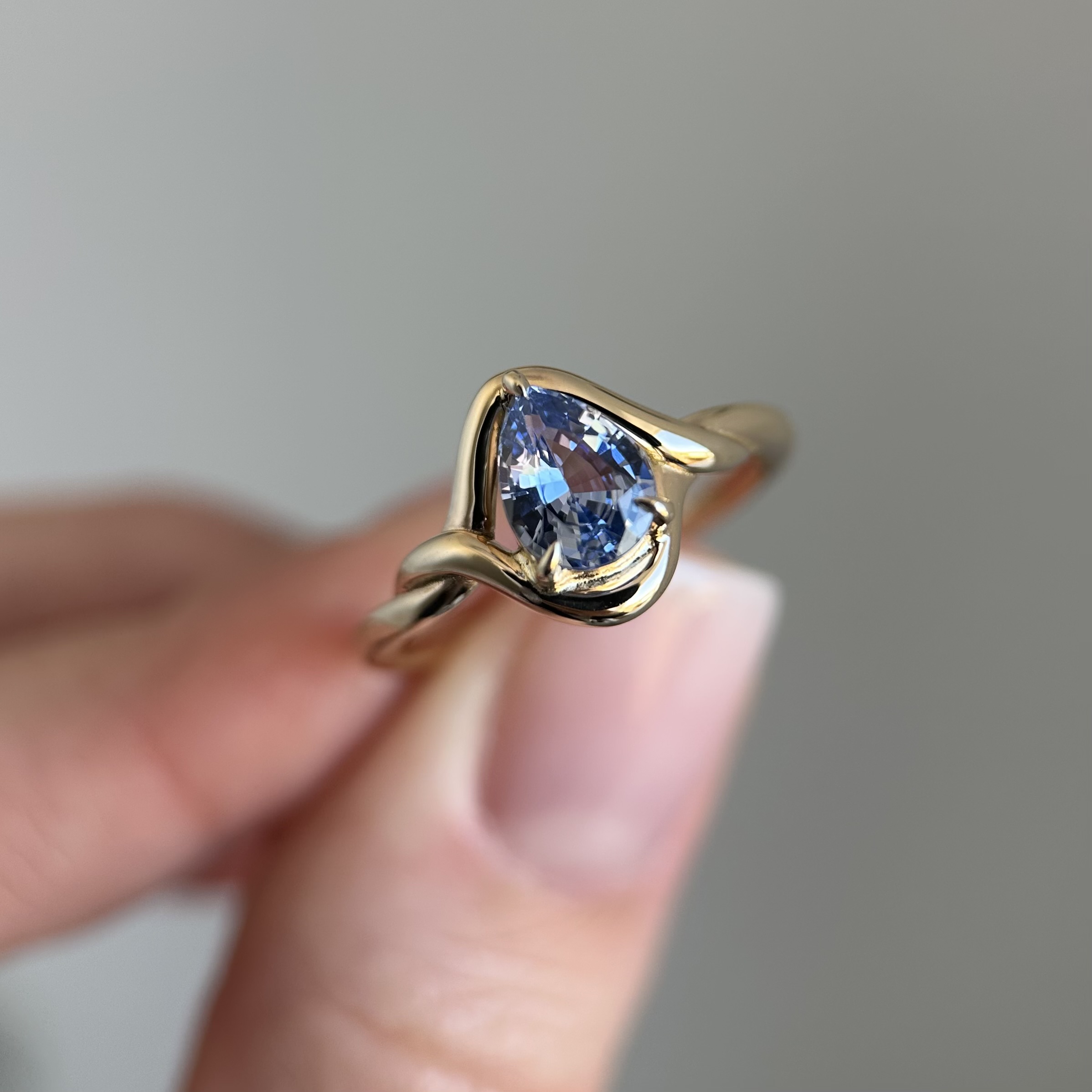 14K Yellow Gold Aila ring with Blue Sapphire SZ 6.75 - Image 15