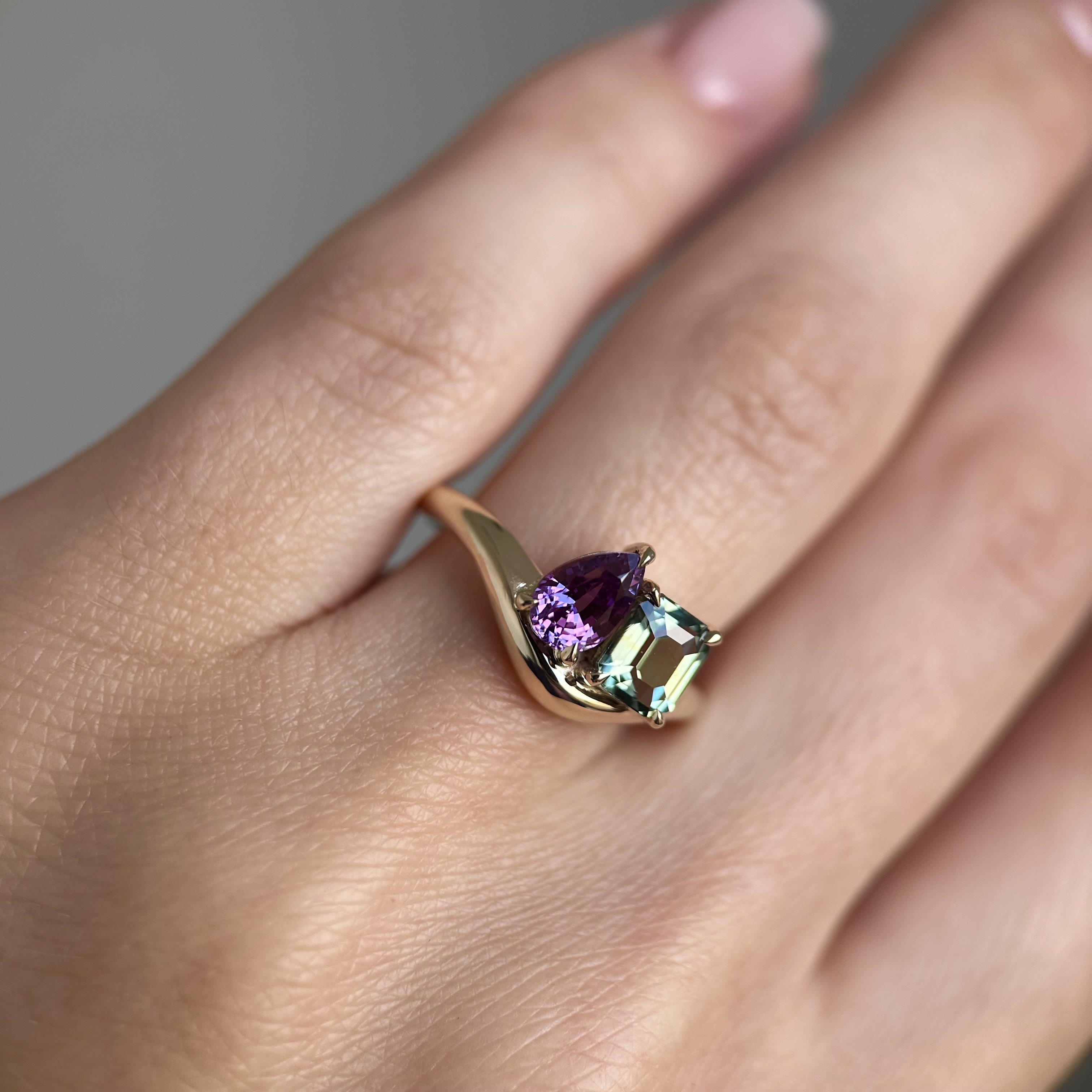 14K Yellow Gold Toi et Moi Caia ring with Purple and Teal Sapphires SZ 7 - Image 4