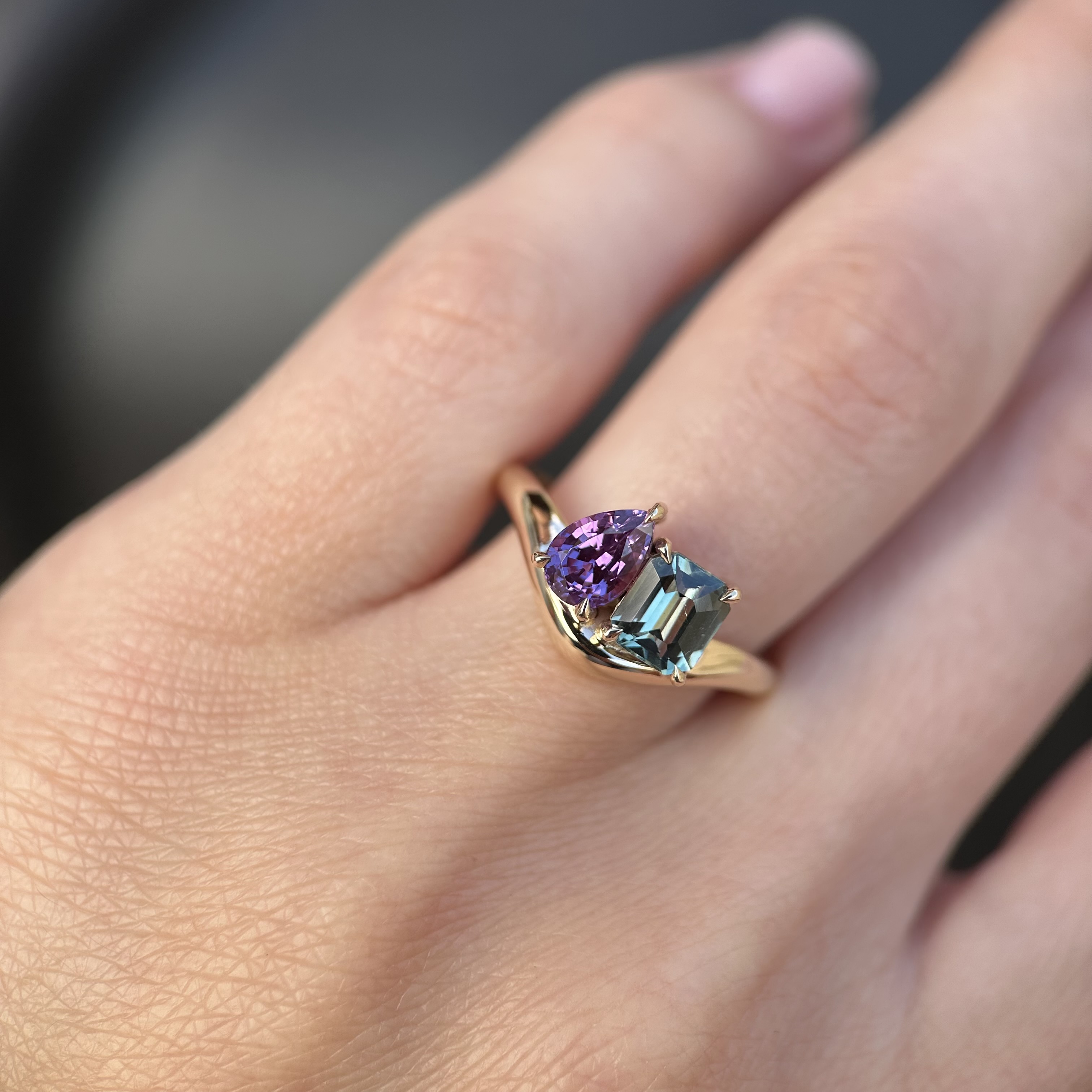 14K Yellow Gold Toi et Moi Caia ring with Purple and Teal Sapphires SZ 7 - Image 6