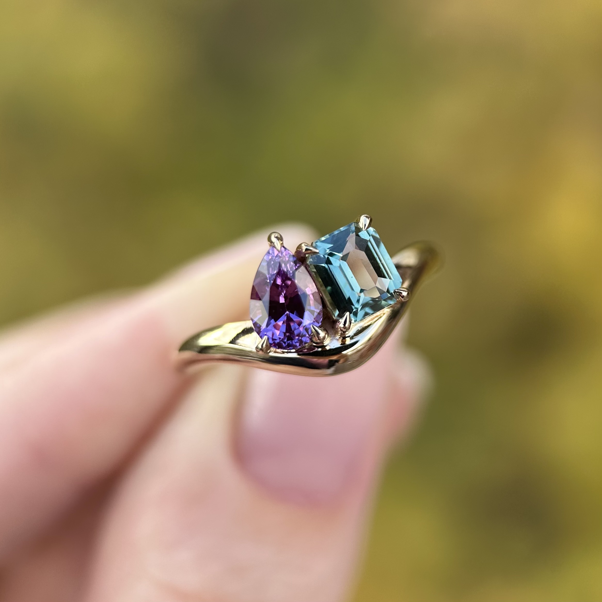 14K Yellow Gold Toi et Moi Caia ring with Purple and Teal Sapphires SZ 7 - Image 7