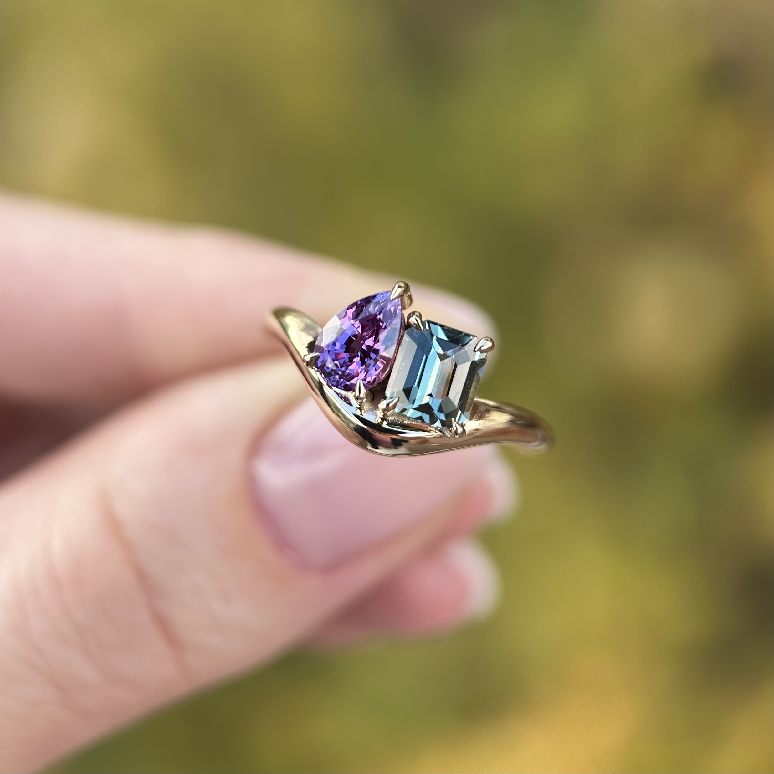 14K Yellow Gold Toi et Moi Caia ring with Purple and Teal Sapphires SZ 7 - Image 5