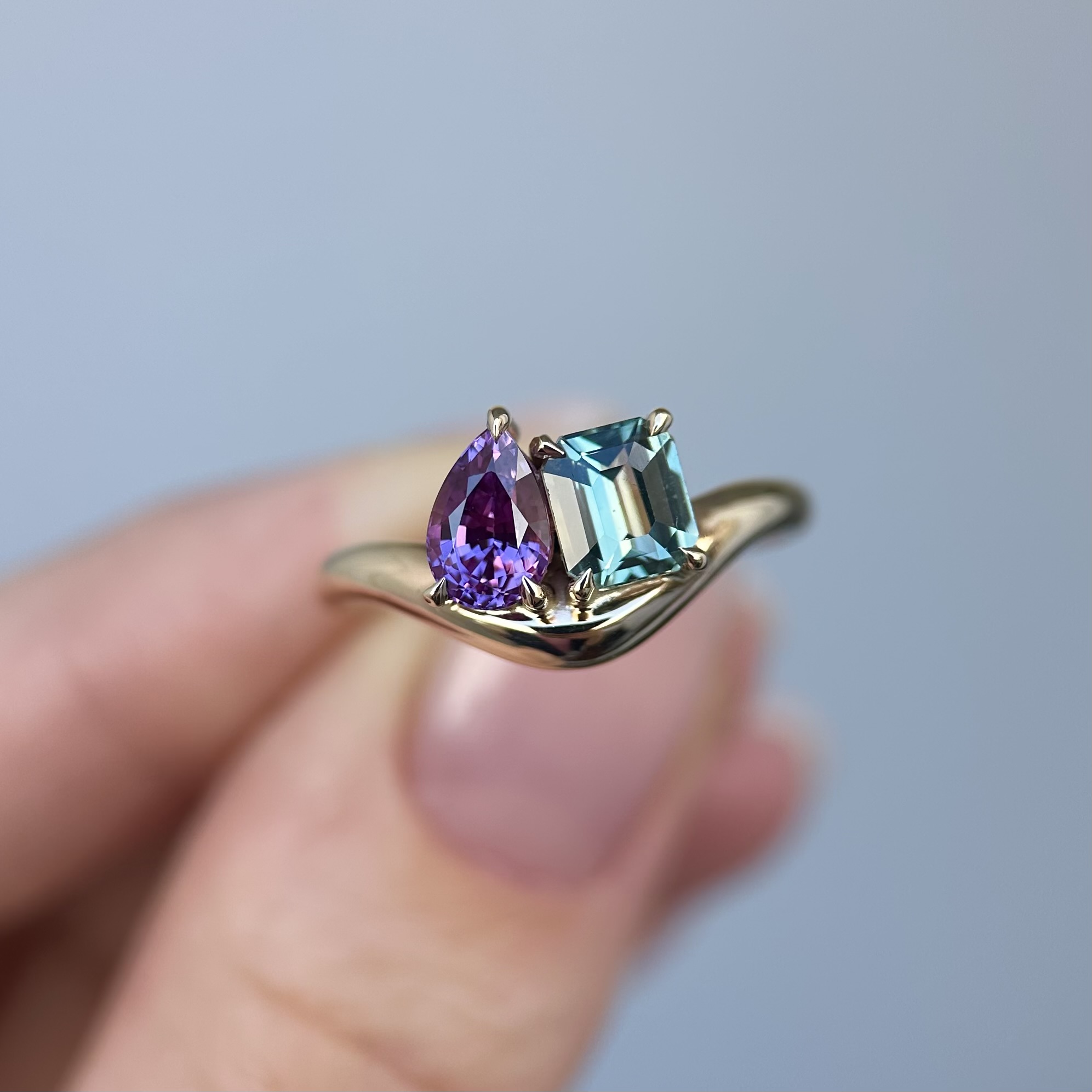 14K Yellow Gold Toi et Moi Caia ring with Purple and Teal Sapphires SZ 7 - Image 3