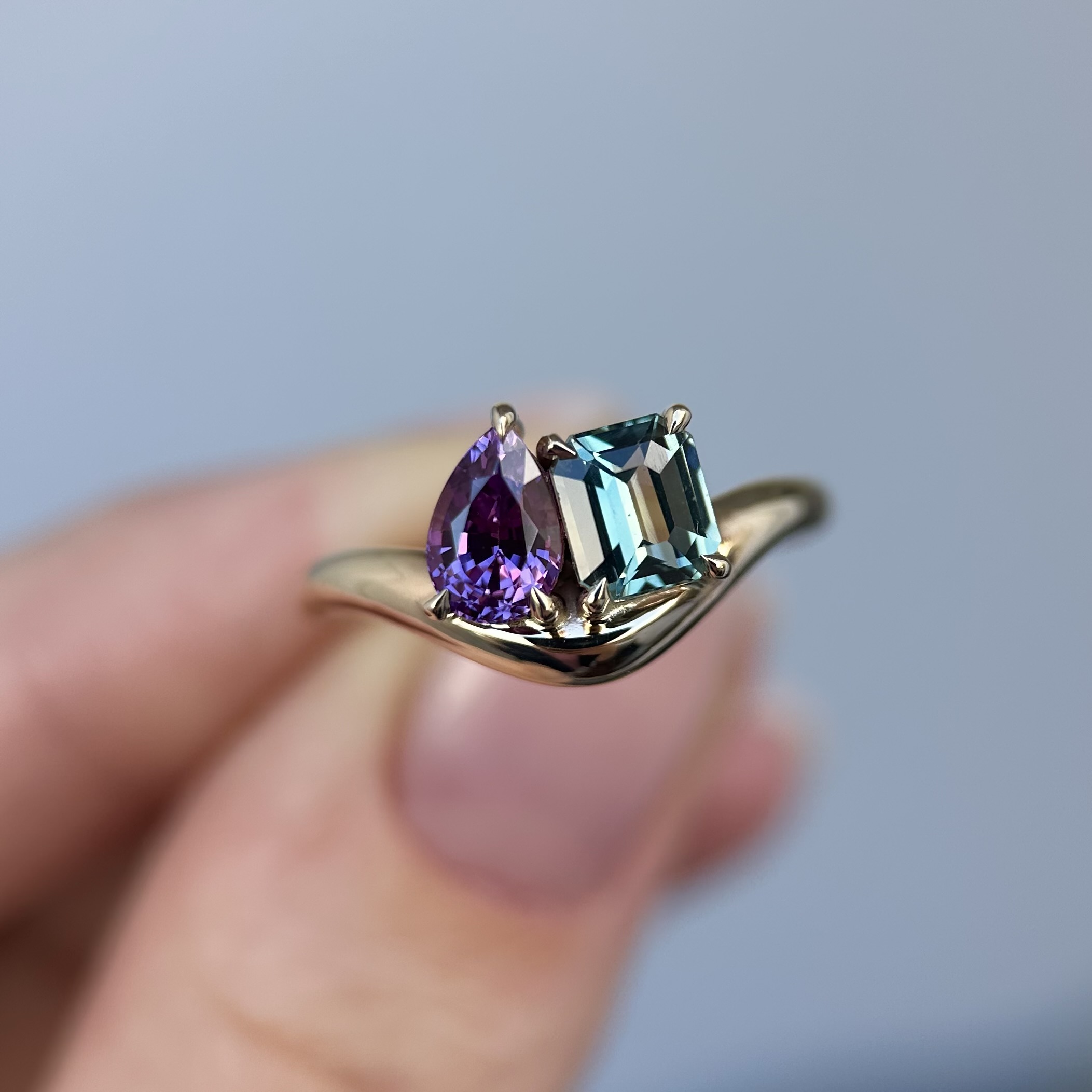 14K Yellow Gold Toi et Moi Caia ring with Purple and Teal Sapphires SZ 7 - Image 8