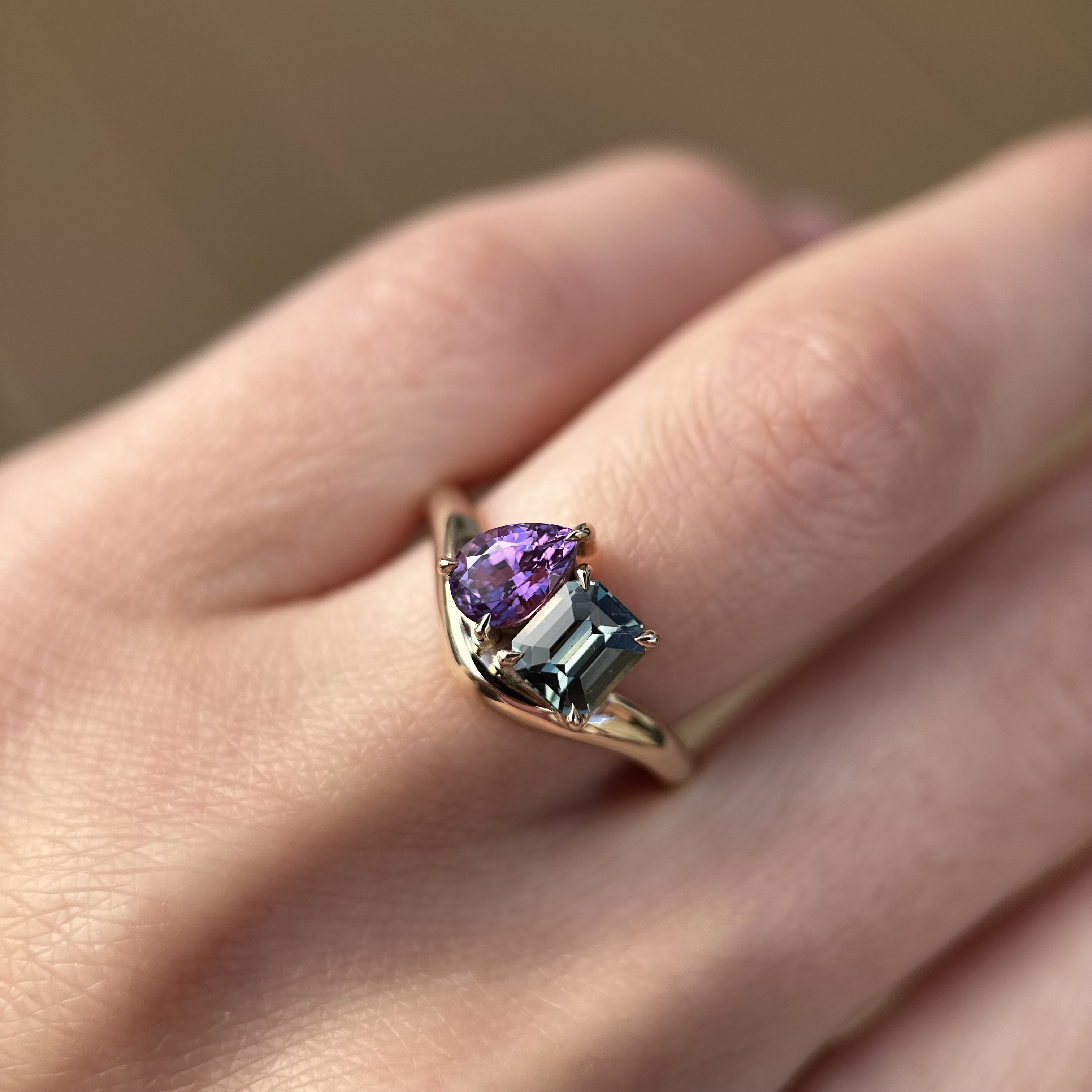 14K Yellow Gold Toi et Moi Caia ring with Purple and Teal Sapphires SZ 7 - Image 9