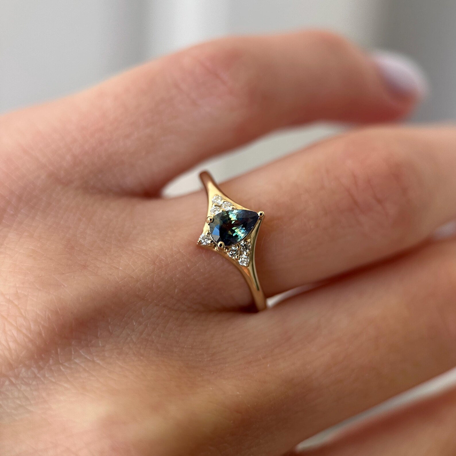 Custom-made 14K Yellow gold Aurora ring with Sapphire and Diamonds - Image 6