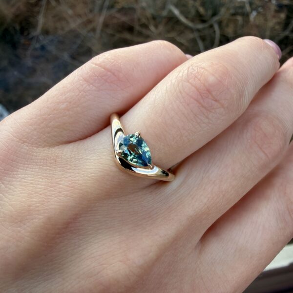 Custom-made 14K Yellow Gold Caia ring with Sapphire Pear