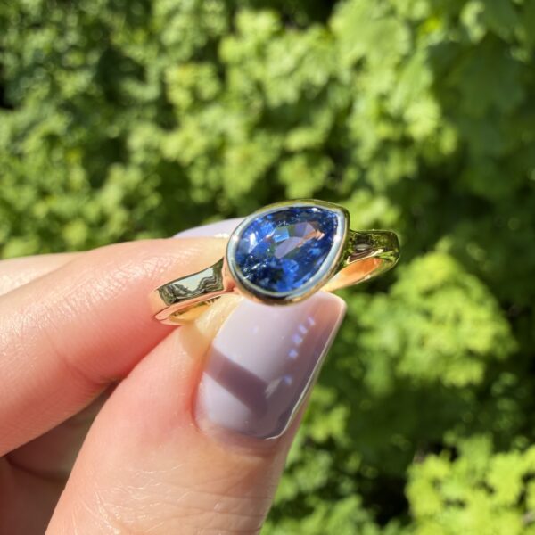 14K Yellow Gold ring with Cornflower Blue Sapphire SZ 7.5